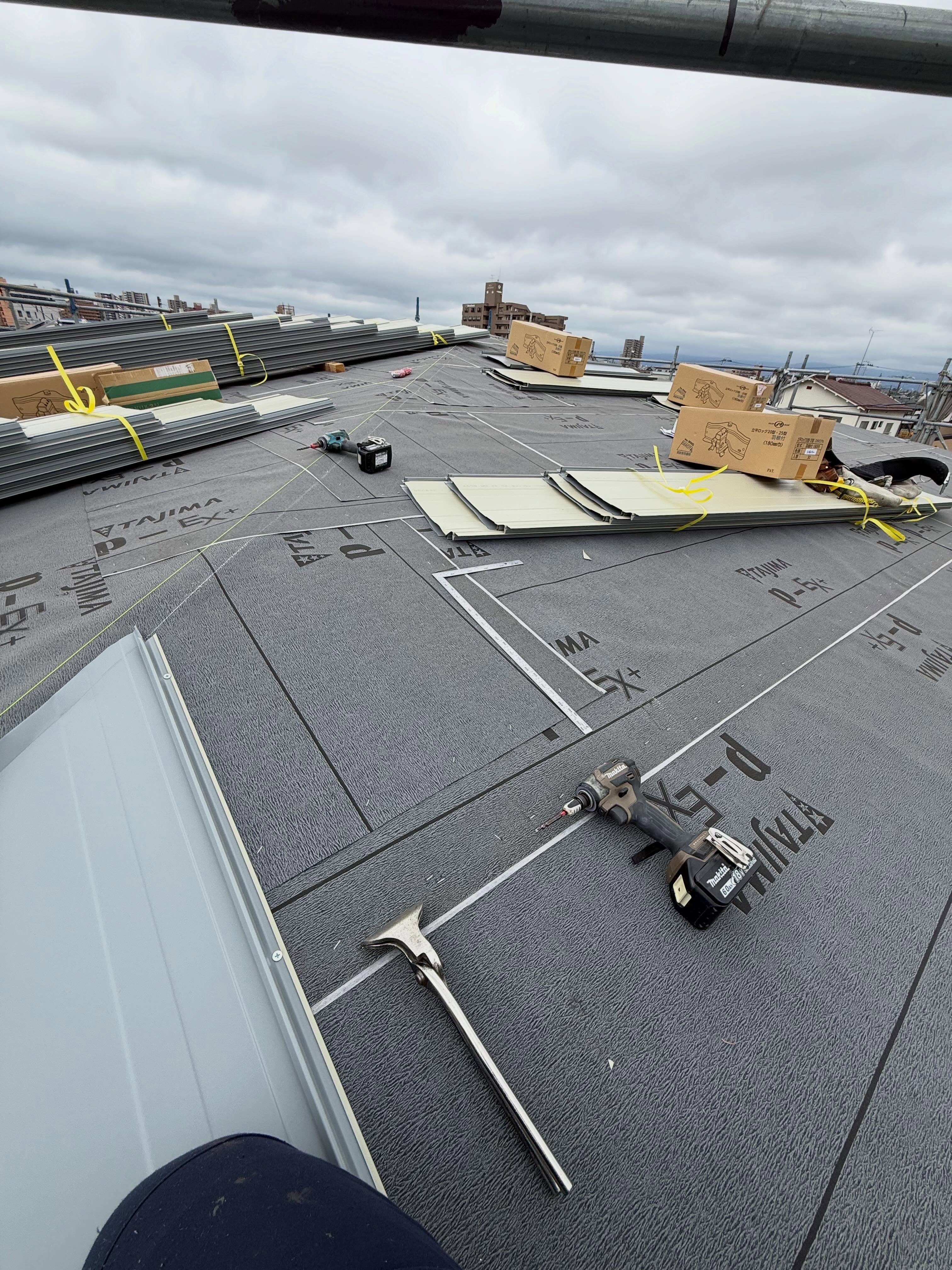 たてひらロック25型、屋根形状(寄棟)施工開始。
#有限会社丸山板金工業#福島県郡山市#屋根工事業#屋根工事