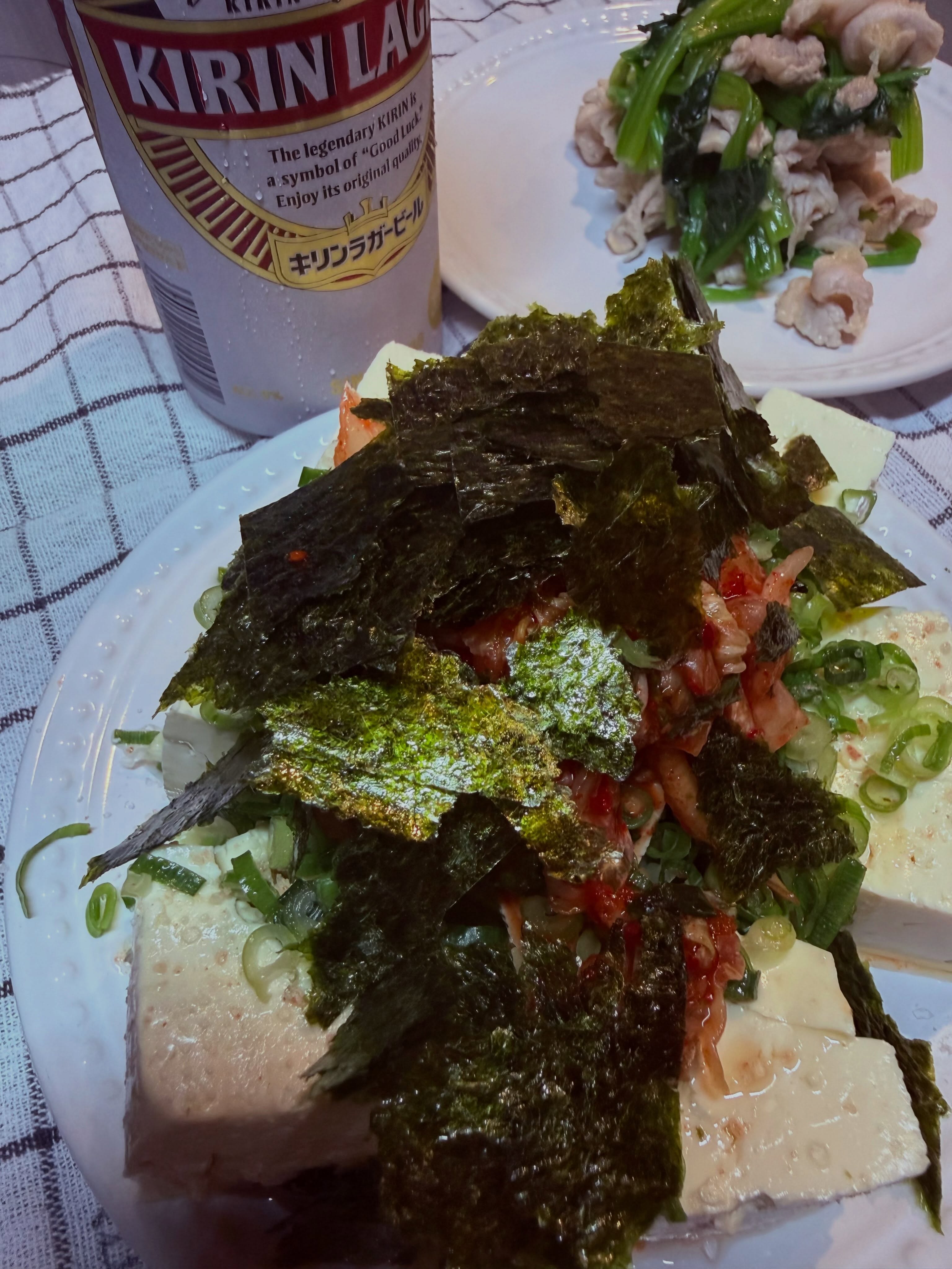 板金屋の晩酌のアテ。
韓国冷奴、茹で豚と小松菜のニンニク胡麻油和え。
ビールはキリンのラガー。