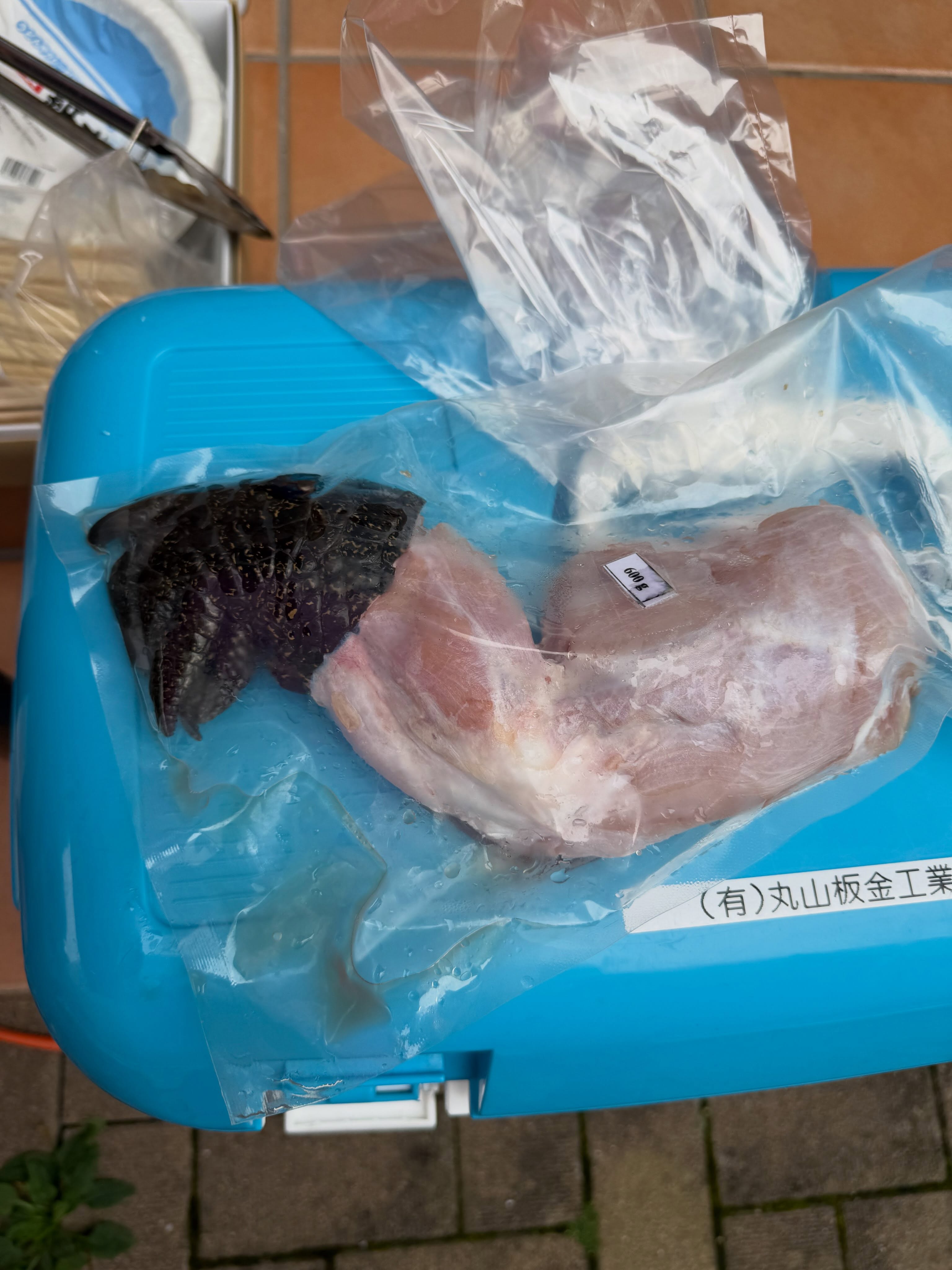 先日の暑気払い、ゴジラの手を頂きました。
先輩が差し入れてくれて、これが今まで食べたこの無い肉でした。
私は好きですね、ゴジラ！
#有限会社丸山板金工業#ワニ#暑気払い#屋根工事業#福島県郡山市